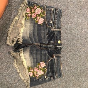 Embroider denim shorts